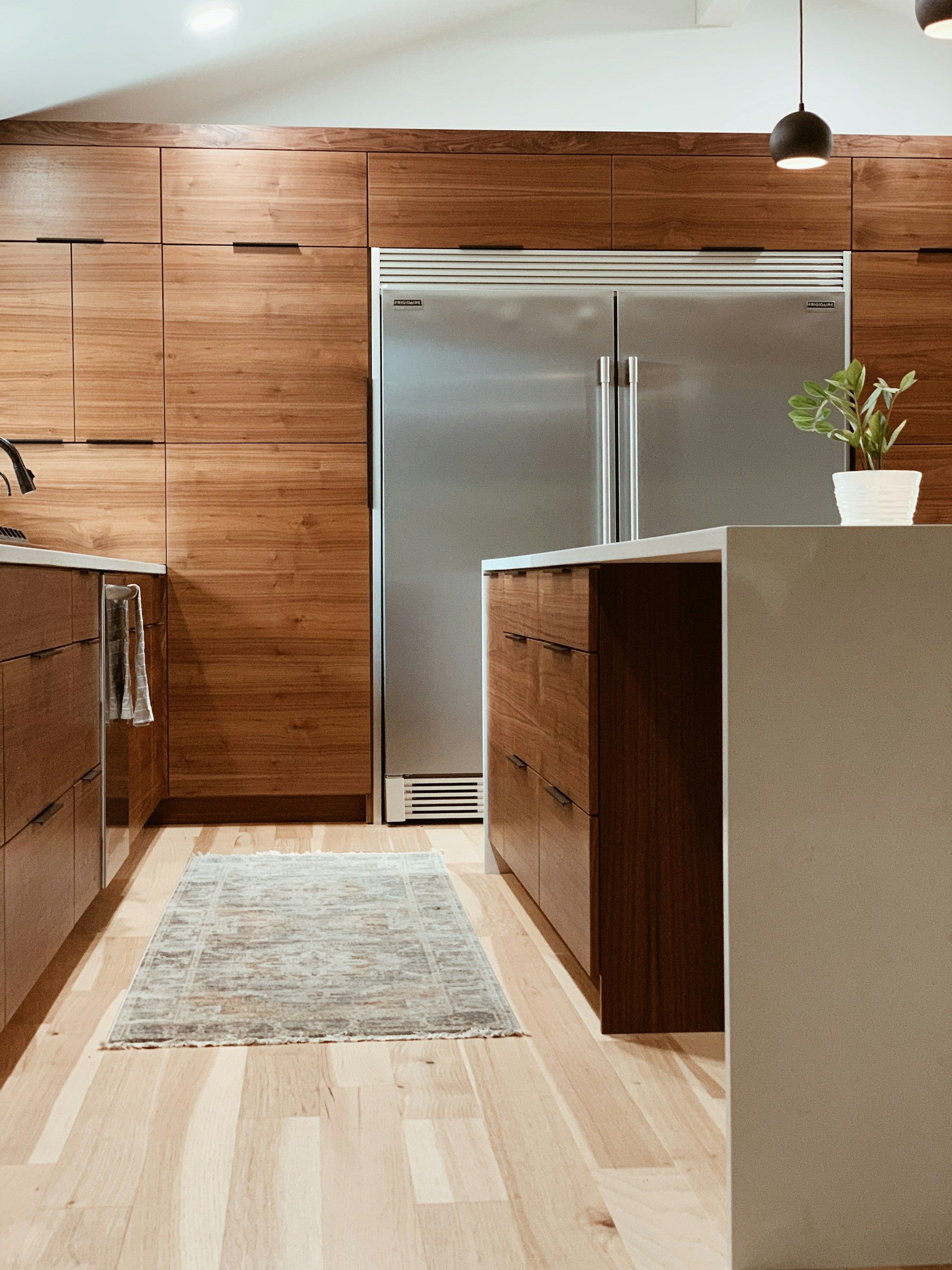 Columnas de cocina con frentes de madera oscura y tiradores integrados